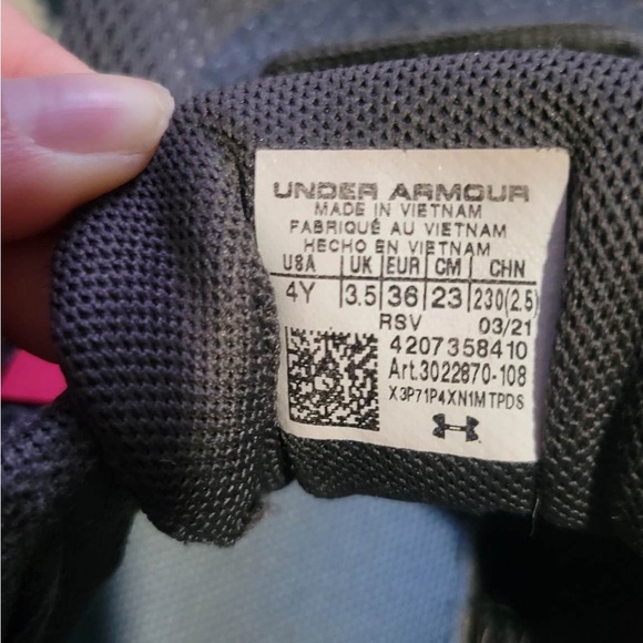 Girls size 4Y grey Under Armour runners - Picture 3 of 4